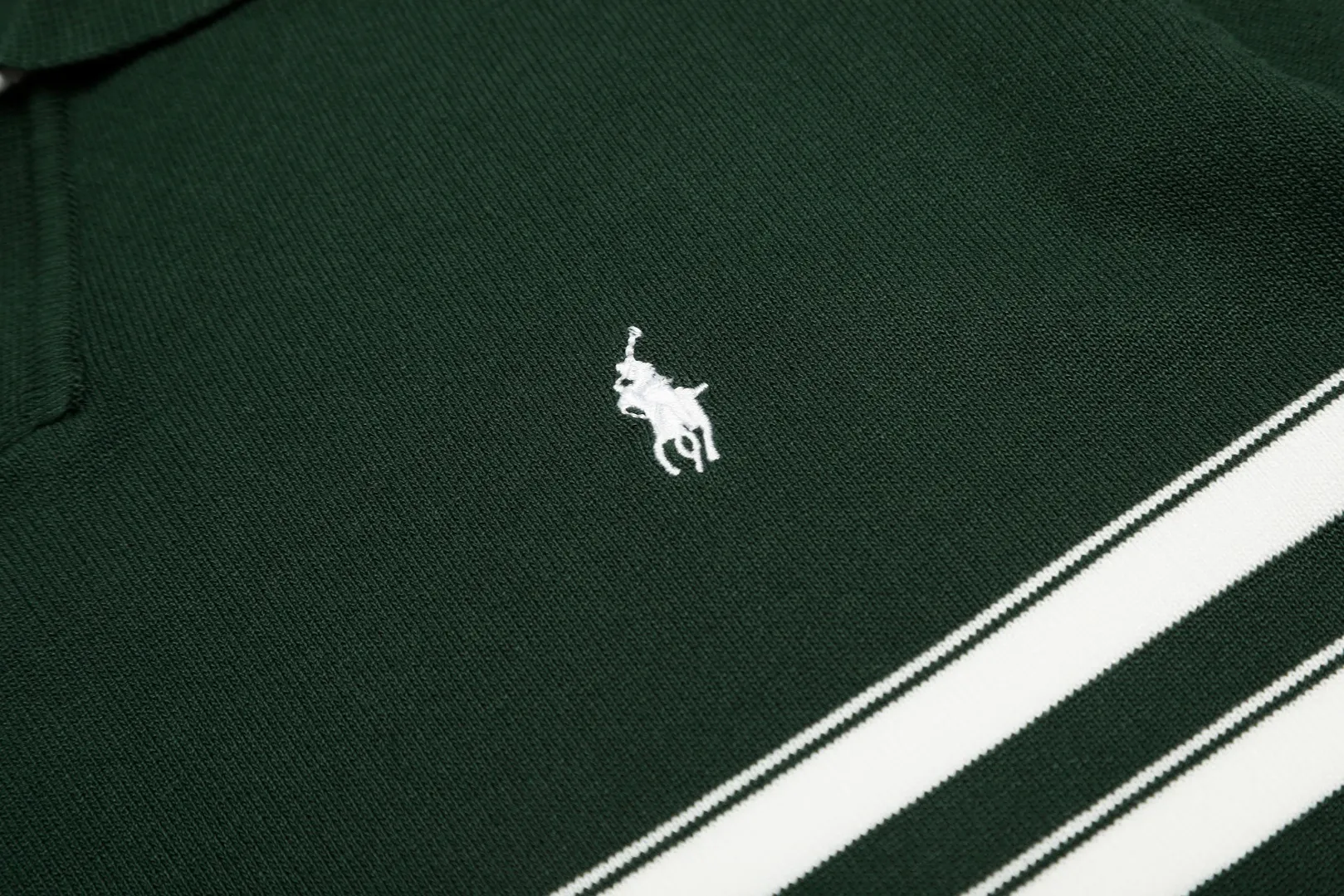 P160 💰 "Top quality" Style number: DS611# (on sale all year round) [Ralph Lauren striped pony embroidered small V-neck knitted POLO short sleeves] ✅Ralph Lauren pinstriped small V-neck ice silk knitted POLO lapel short sleeves ✅Main supply platform live broadcast Wholesale entities ✅ZP quality 1:1 version Scan the code to enter the GF website Counter quality ✅Detailed quality The only one in Guangzhou Imported quality cotton yarn Focus on high-end, cost-effective, and good quality. Needless to say, the version is restored to the original. Loose, comfortable and stress-free. Simple is high-end. Classic is eternal. ✅The upper body is simple and easy to match. A must-have for men and women. Good-looking clothes are never picky. A must-have in the wardrobe. Size: S-XL. Color: Black, White, Green.